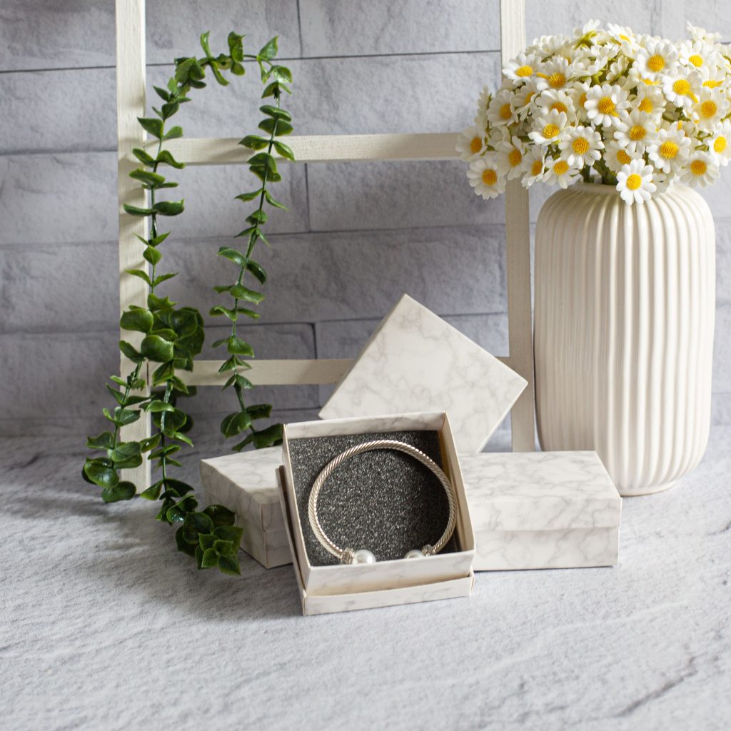 جعبه جواهرات 12 عددی بسته بندی شده مدل پایه کوتاه سنگی سفید