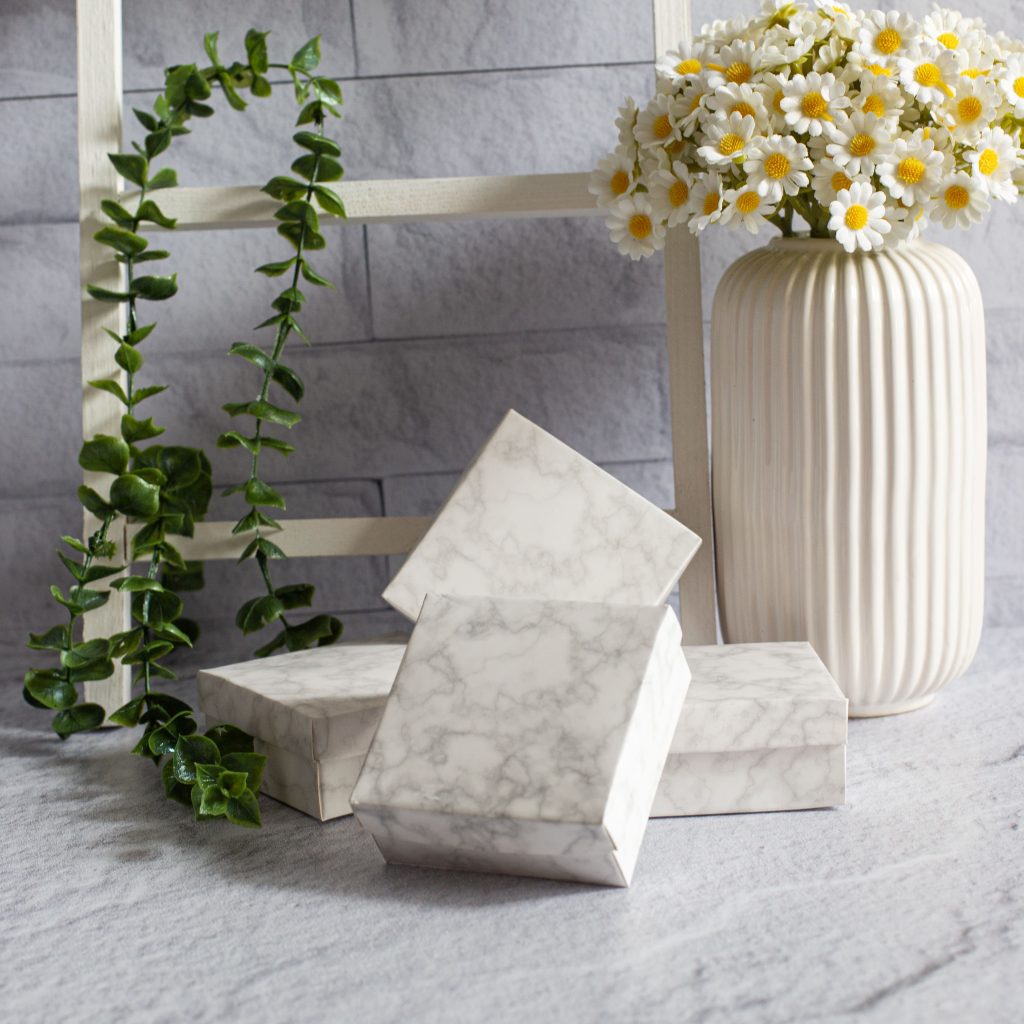 جعبه جواهرات 12 عددی بسته بندی شده مدل پایه کوتاه سنگی سفید